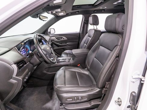 Used 2023 Chevrolet Traverse LT w/ LT Premium Package AWD/4WD image 16