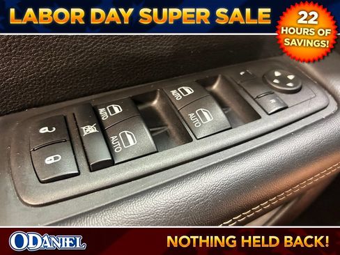 Used 2025 Chrysler Pacifica Select FWD image 10