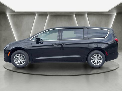 New 2027 Chrysler Pacifica Select FWD image 4