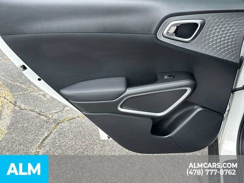 Used 2025 Kia Soul LX w/ LX Technology Package FWD image 24