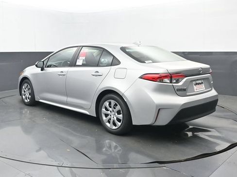 Used 2026 Toyota Corolla LE FWD image 3