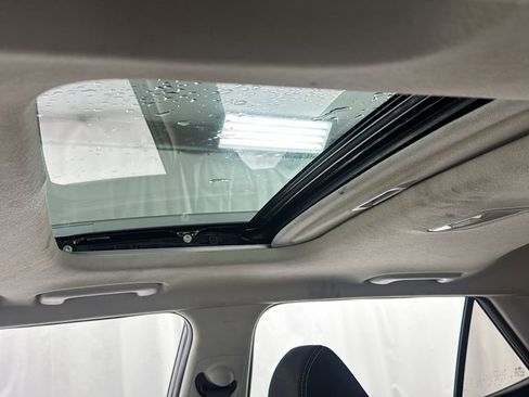 Used 2024 Hyundai Venue SEL image 33