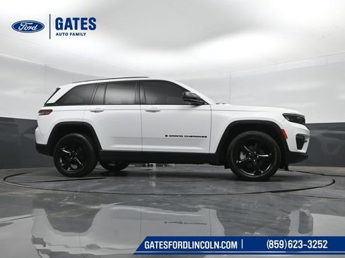 Used 2023 Jeep Grand Cherokee Limited w/ Black Appearance Package AWD/4WD image 40