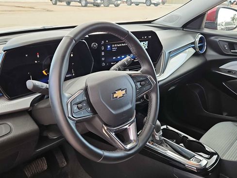 Used 2025 Chevrolet Trax LT w/ LT Convenience Package FWD image 10