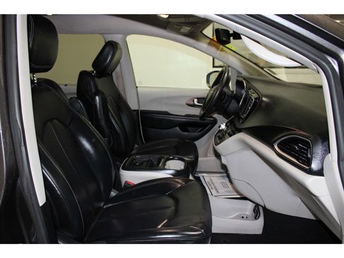 Used 2021 Chrysler Voyager Lxi image 24