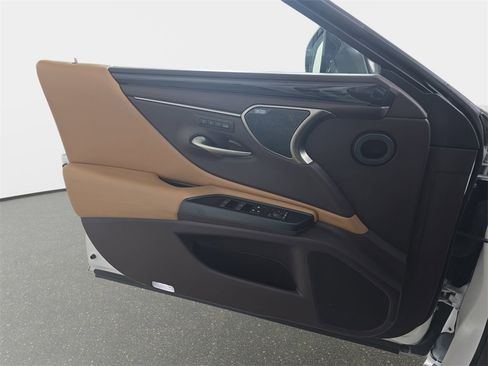 Used 2021 Lexus ES 300h w/ Luxury Package image 30