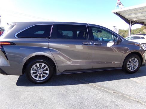 Used 2022 Toyota Sienna XLE image 3