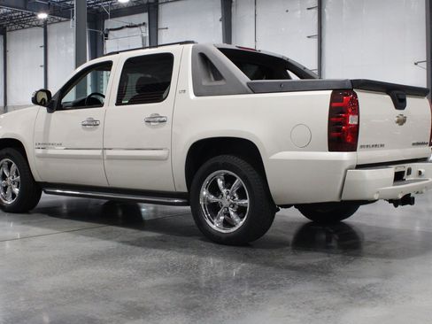 Used 2008 Chevrolet Avalanche LTZ w/ LTZ Preferred Equipment Group AWD/4WD image 22
