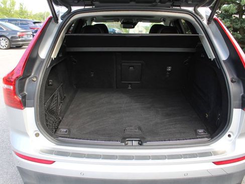 Used 2019 Volvo XC60 T5 Momentum w/ Multimedia Package AWD/4WD image 13