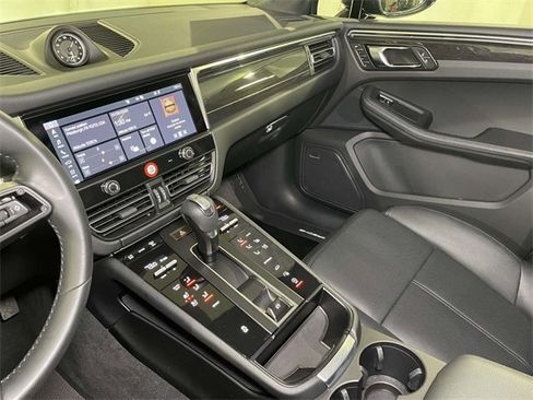Certified 2025 Porsche Macan image 35