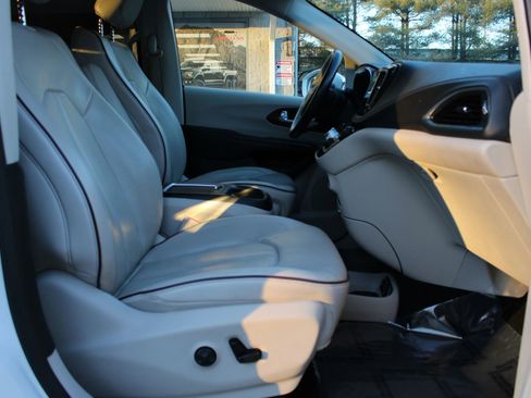 Used 2020 Chrysler Pacifica Limited image 6