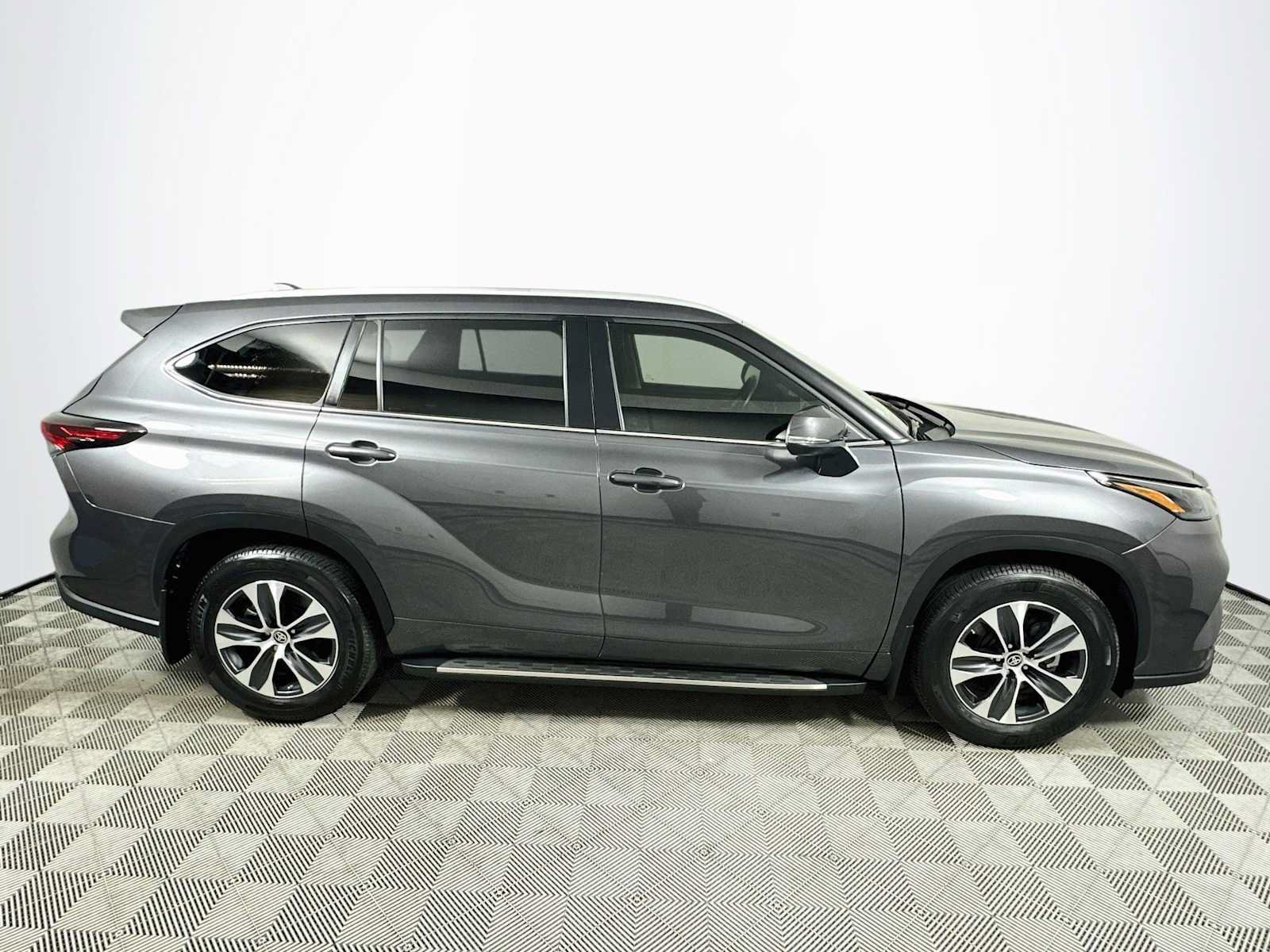 Used 2024 Toyota Highlander XLE FWD image 8