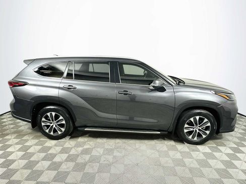 Used 2024 Toyota Highlander XLE FWD image 8