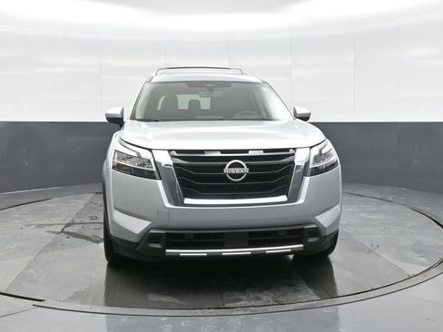 Used 2023 Nissan Pathfinder Platinum image 2
