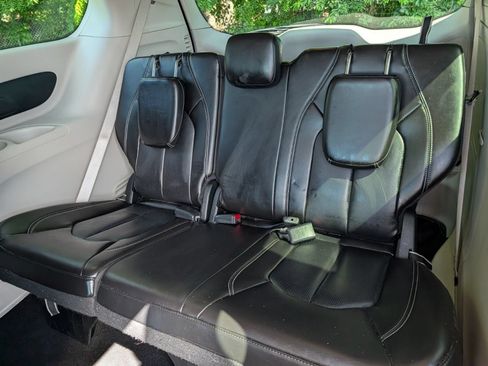 Used 2023 Chrysler Pacifica Touring-L FWD image 20
