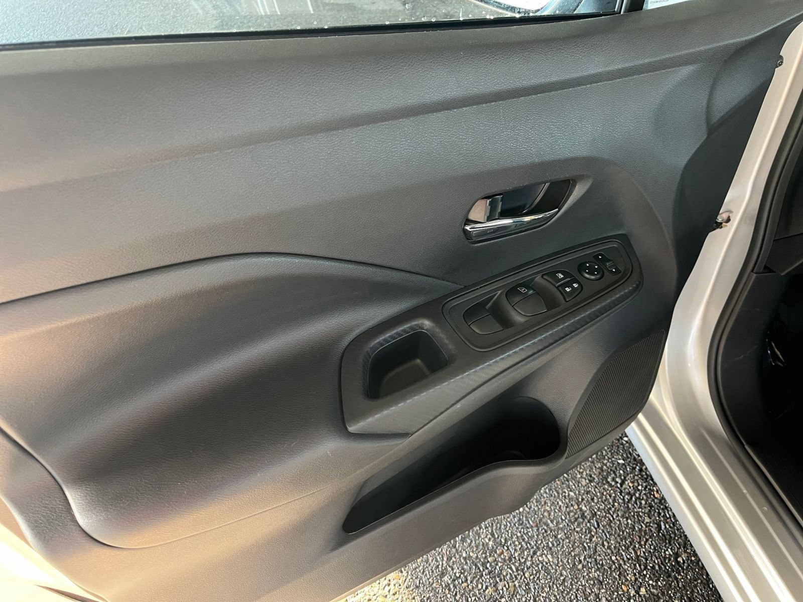 Used 2025 Nissan Versa SV FWD image 18