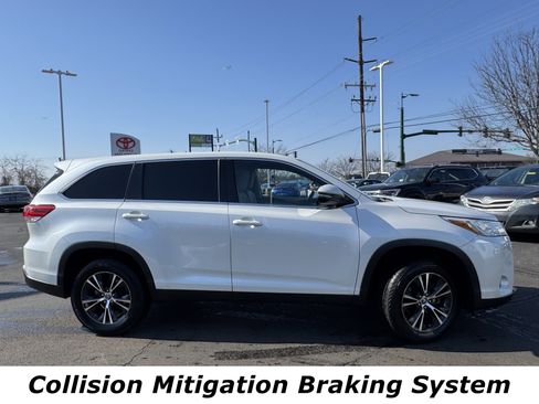 Used 2019 Toyota Highlander LE image 2