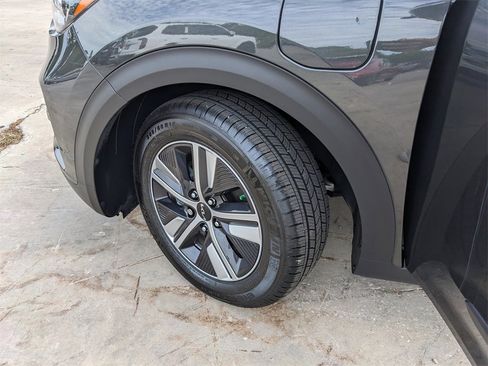 Certified 2022 Kia Niro EX image 38