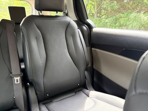 Used 2026 Kia Carnival FWD image 39