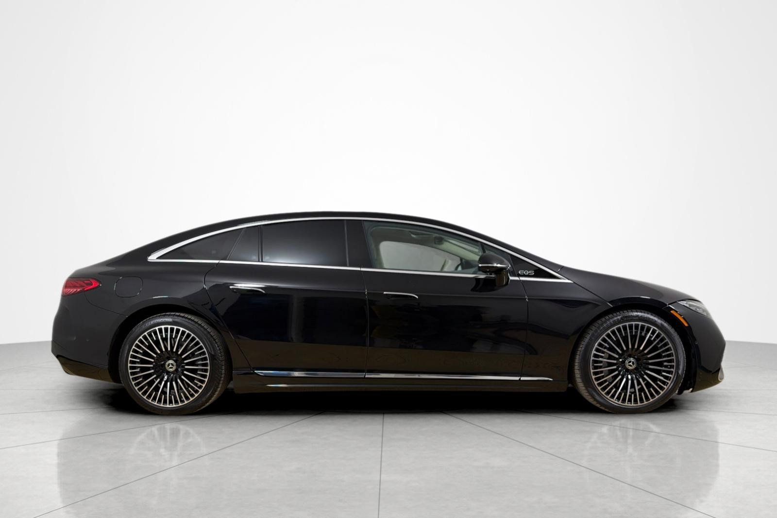 Used 2022 Mercedes-Benz EQS 580 4MATIC Sedan w/ Pinnacle Trim Package image 6