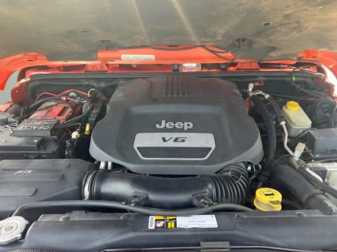 Used 2015 Jeep Wrangler Unlimited Sahara w/ Dual Top Group AWD/4WD image 9