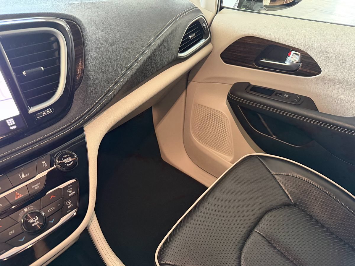 Used 2023 Chrysler Pacifica Limited FWD image 24