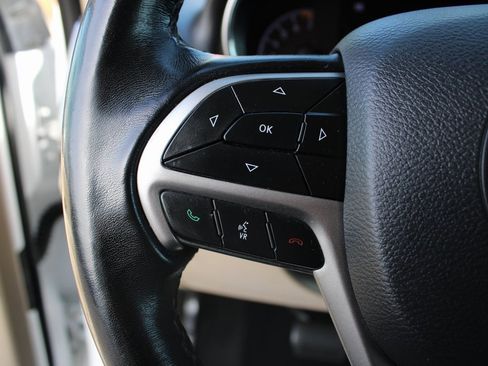 Used 2020 Jeep Grand Cherokee Laredo image 20