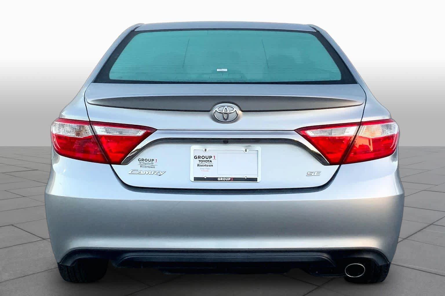 Used 2017 Toyota Camry SE w/ Moonroof Package FWD image 5