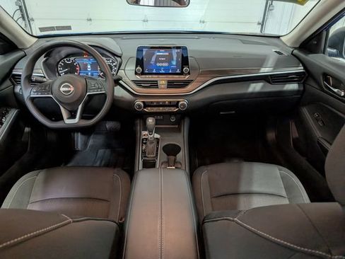 Used 2025 Nissan Altima 2.5 SV FWD image 11