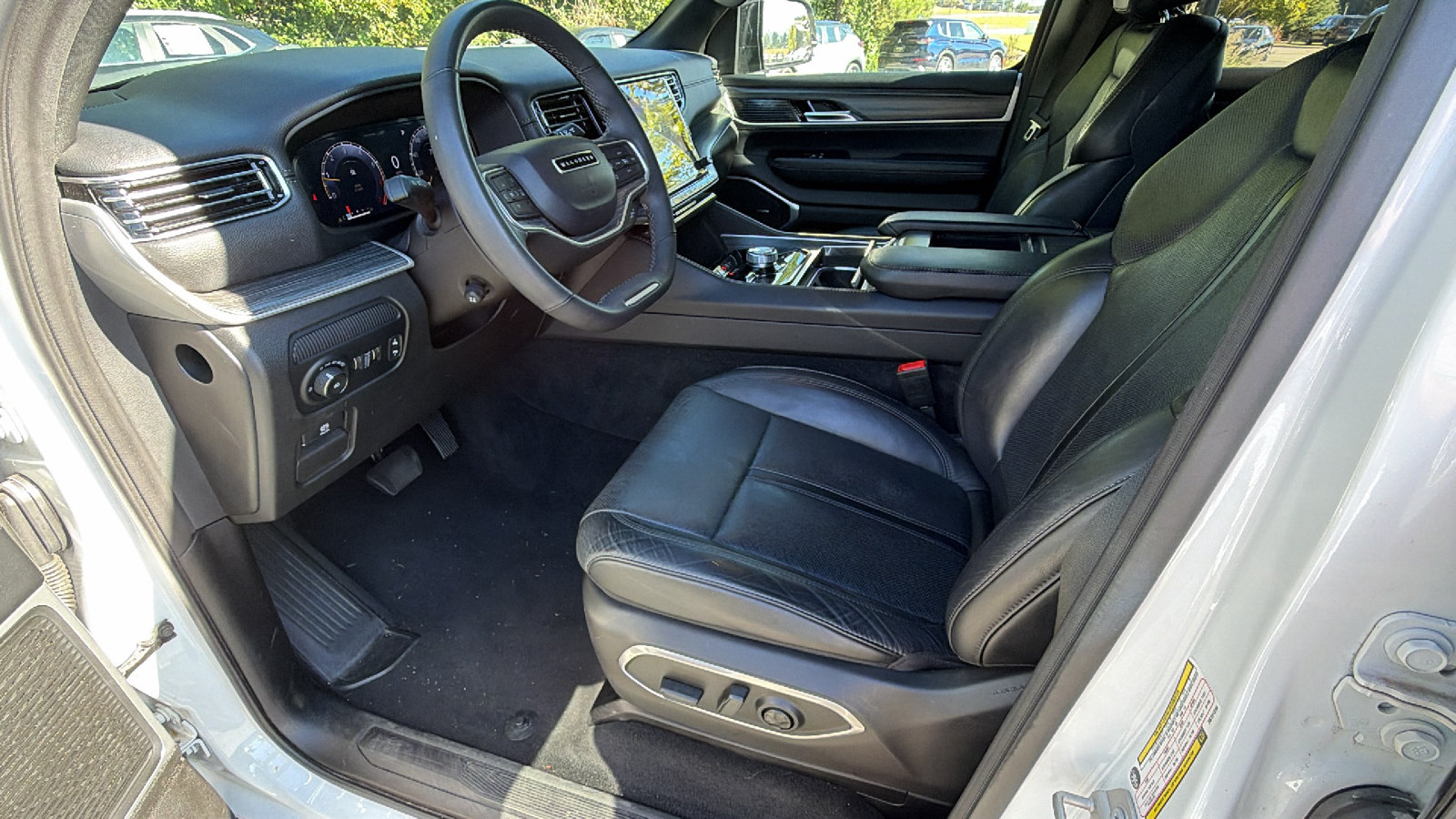 Used 2024 Jeep Wagoneer L Series II w/ Flexible Seating Group AWD/4WD image 16
