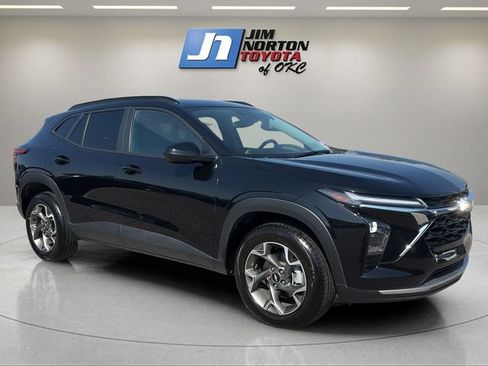 Used 2025 Chevrolet Trax LT FWD image 3