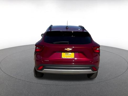 Used 2025 Chevrolet Trax LT FWD image 8