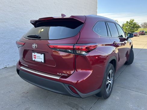 Used 2020 Toyota Highlander XLE AWD/4WD image 6