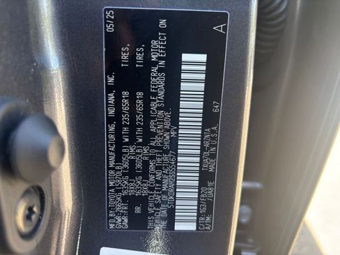 Used 2025 Toyota Highlander LE FWD image 33