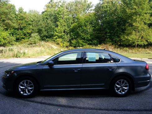 Used 2017 Volkswagen Passat 1.8T S image 2