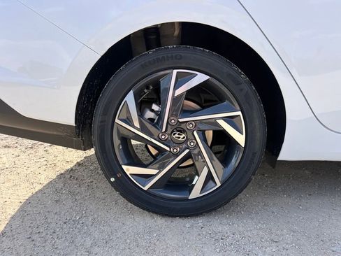 Used 2025 Hyundai Elantra SEL image 9