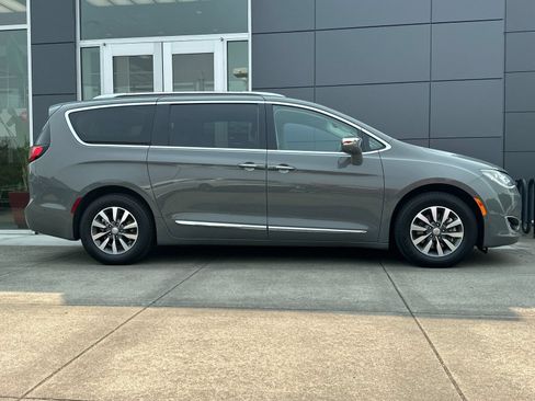Used 2020 Chrysler Pacifica Limited w/ Advanced Safetytec Group FWD image 2