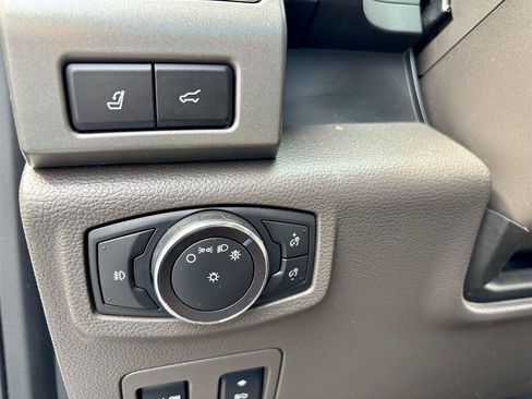 Used 2018 Ford Expedition XLT w/ Equipment Group 202A AWD/4WD image 29