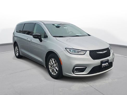Used 2024 Chrysler Pacifica Touring-L FWD image 4