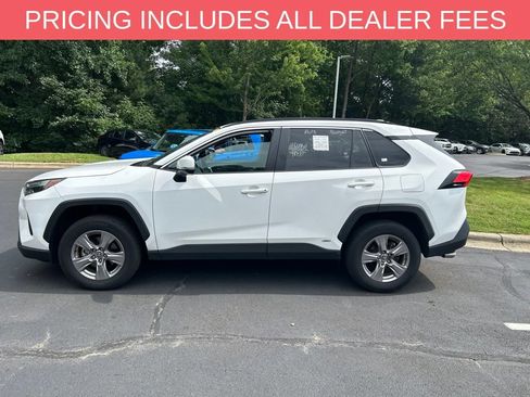 Used 2025 Toyota RAV4 XLE AWD/4WD image 4