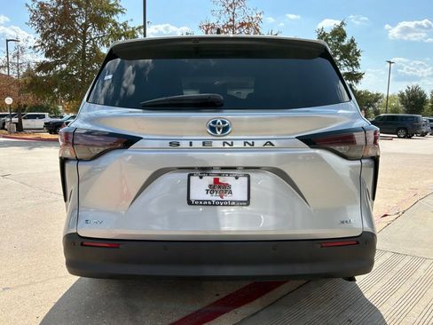 Used 2025 Toyota Sienna XLE FWD image 7