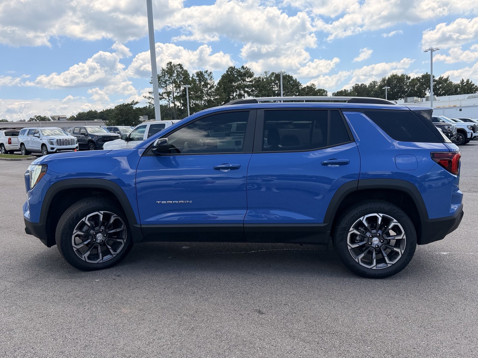 Used 2025 GMC Terrain Elevation w/ Elevation Premium Package AWD/4WD image 9