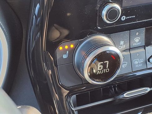 Used 2022 Toyota Highlander XLE image 12