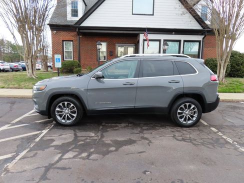 Used 2020 Jeep Cherokee Latitude Plus image 3