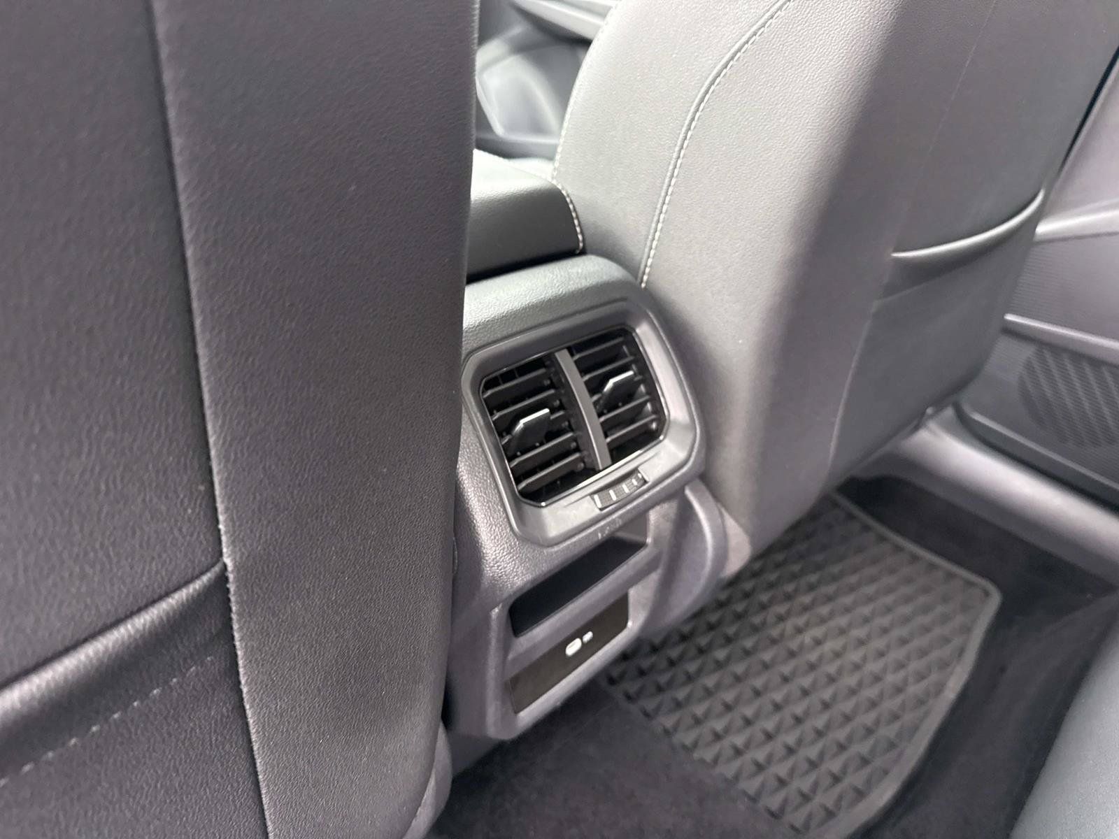Used 2022 Volkswagen Taos SE w/ Panoramic Sunroof Package FWD image 19