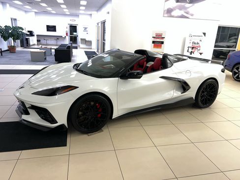 Used 2024 Chevrolet Corvette Stingray Premium Conv w/ Z51 Performance Package image 3