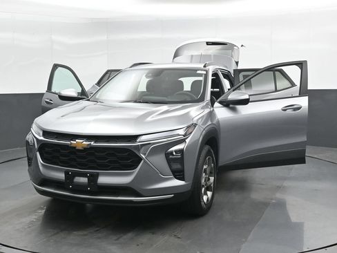 Used 2025 Chevrolet Trax LT FWD image 46