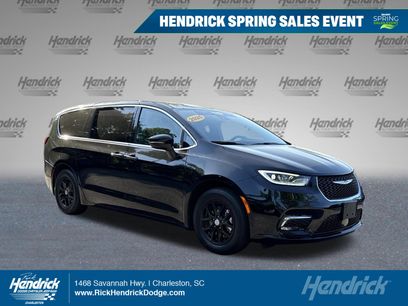 Used 2025 Chrysler Pacifica Select