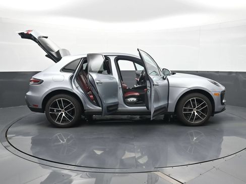Certified 2023 Porsche Macan AWD/4WD image 33