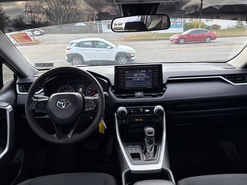 Used 2021 Toyota RAV4 LE image 7
